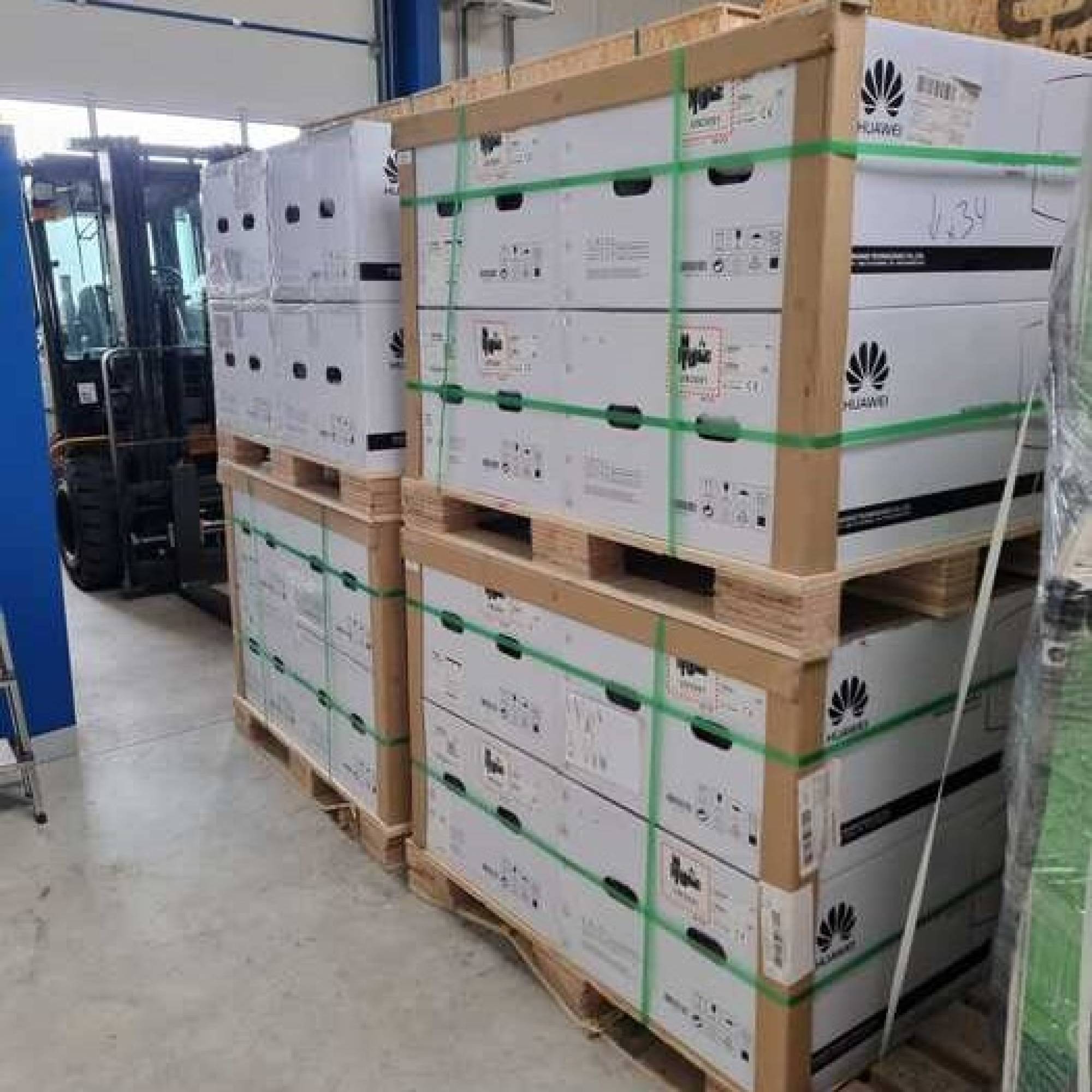 4 Stück Huawei SUN2000-8KTL Wechselrichter